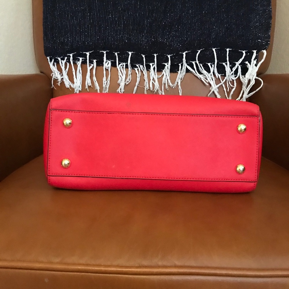Michael Kors Cynthia Coral Leather Purse. - Picture 4 of 5